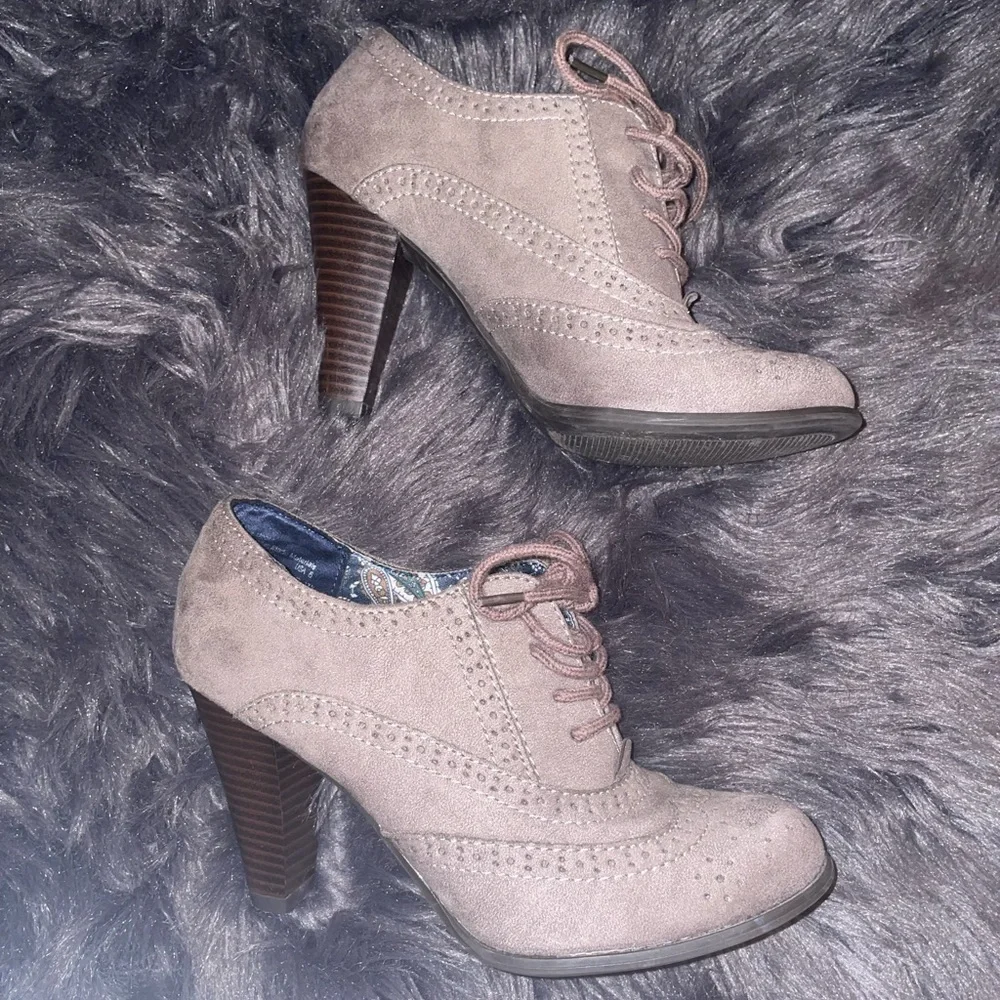 Fioni 3.5” Tan Lace-Up Heels - Picture 2 of 5